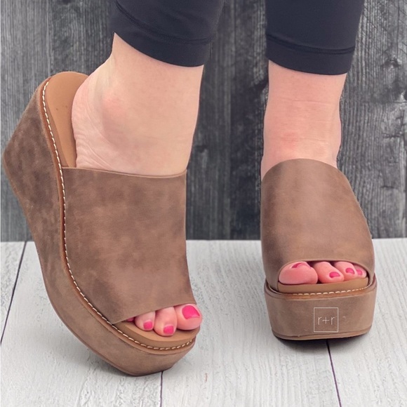 Almost Gone! Corkys Footwear Mugshot Wedge Heel in Tan Oil PU - Picture 2 of 5
